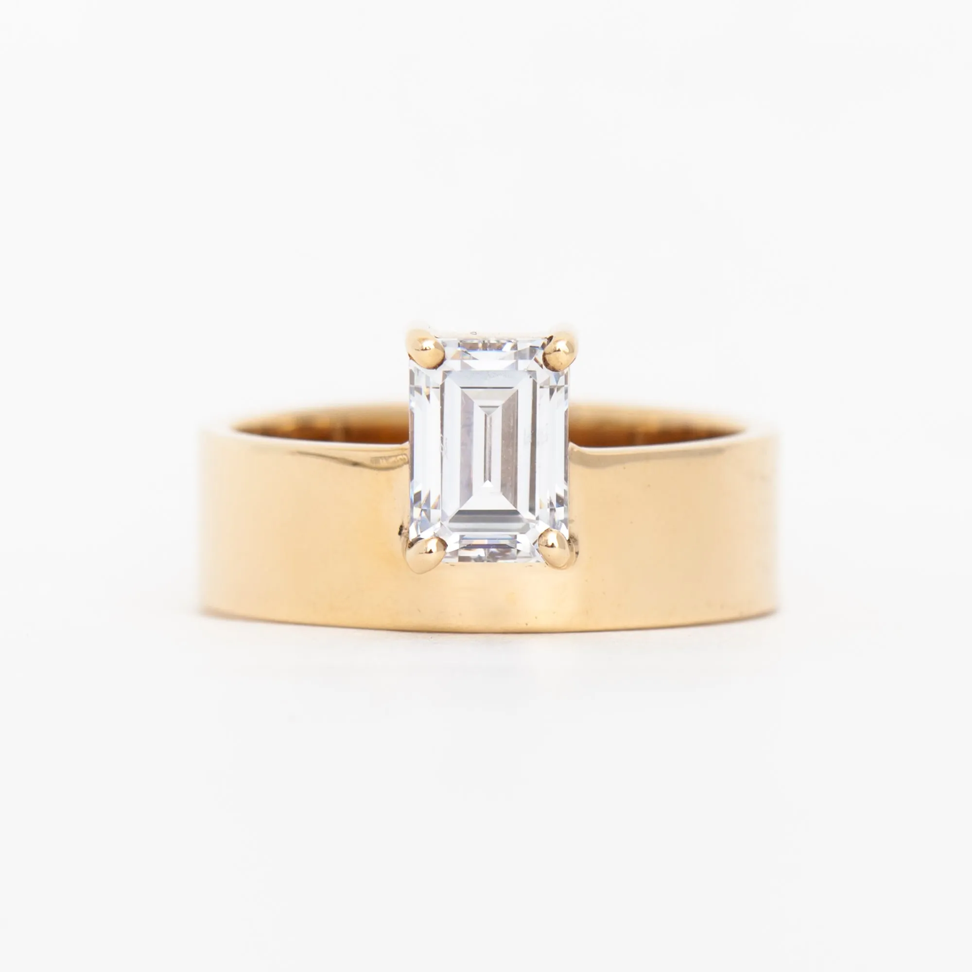 Stunning Vertical Emerald-Cut Diamond Monolith Ring - Exquisite Statement Piece